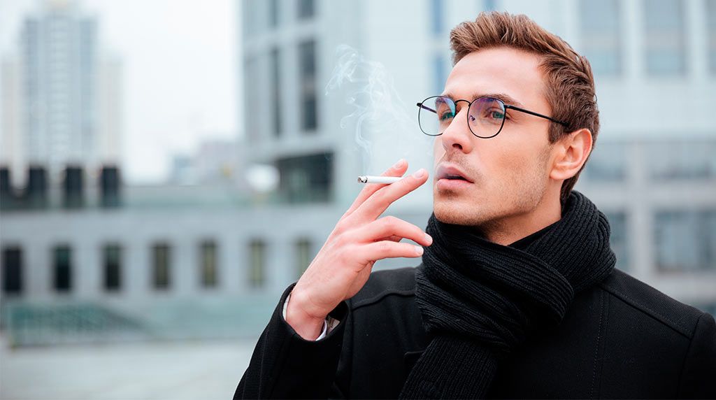 10 ejercicios que puedes hacer desde tu trabajo para mejorar la circulación Estar sentado todo el tiempo es tan dañino como fumar